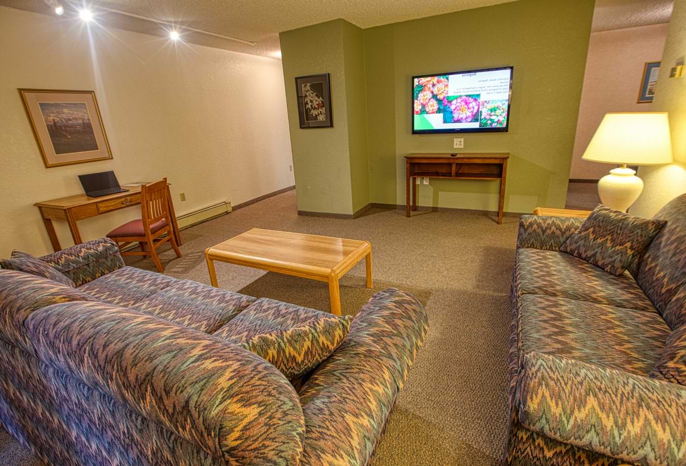 Alaska Fountainhead Hotels suite living room