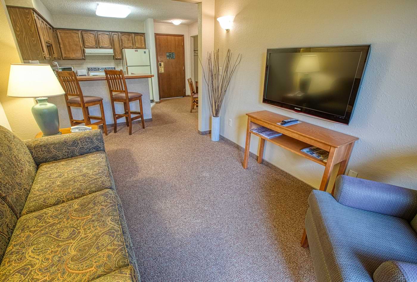 Alaska Fountainhead Hotels - Living area and kitchen