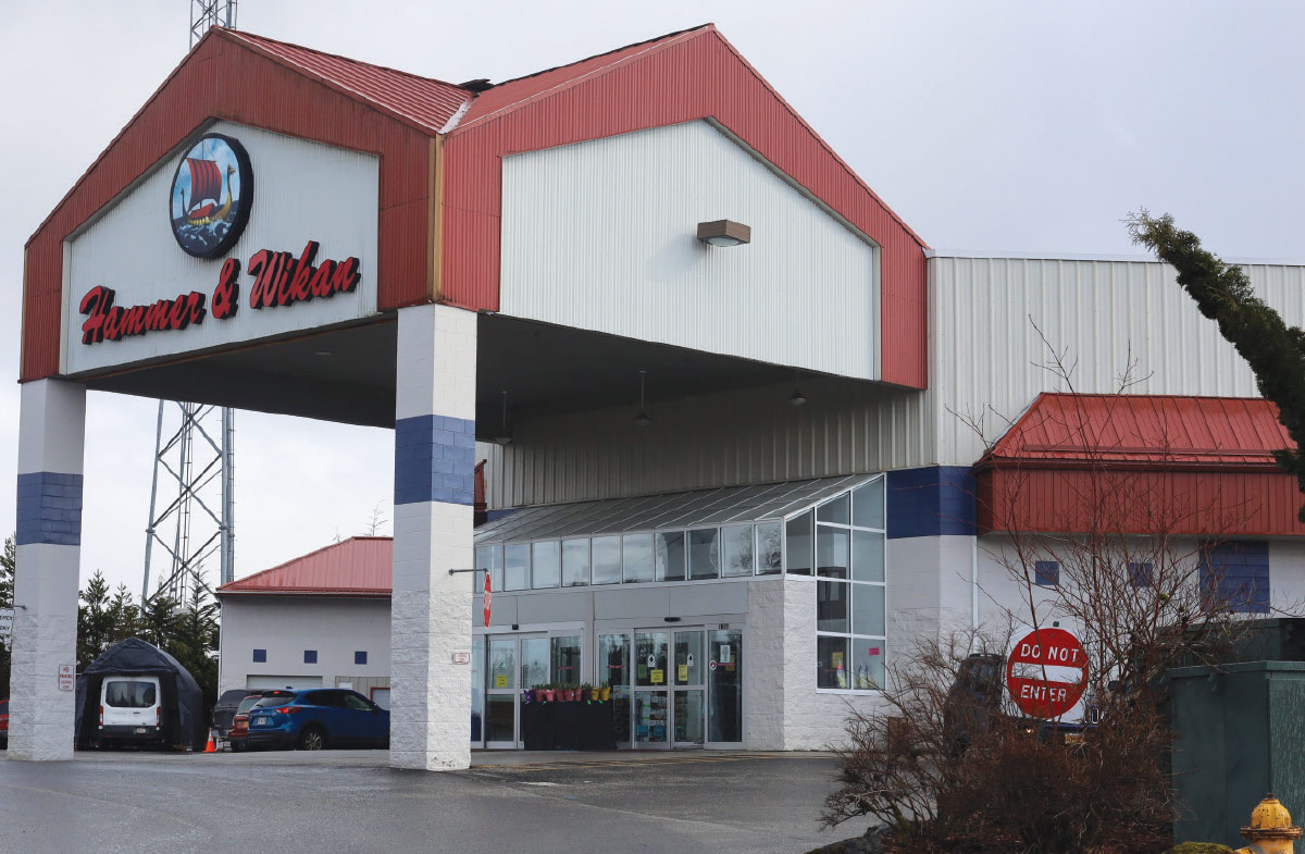A front exterior shot of a Hammer & Wikan grocery store on a cloudy day.