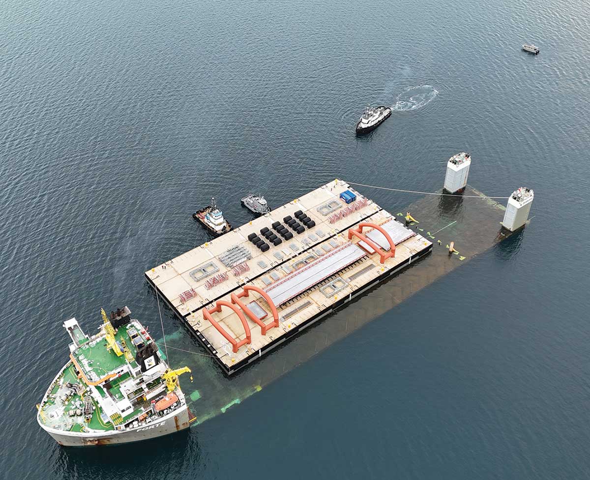 The sections of the floating pier are offloaded from the lift ship. 